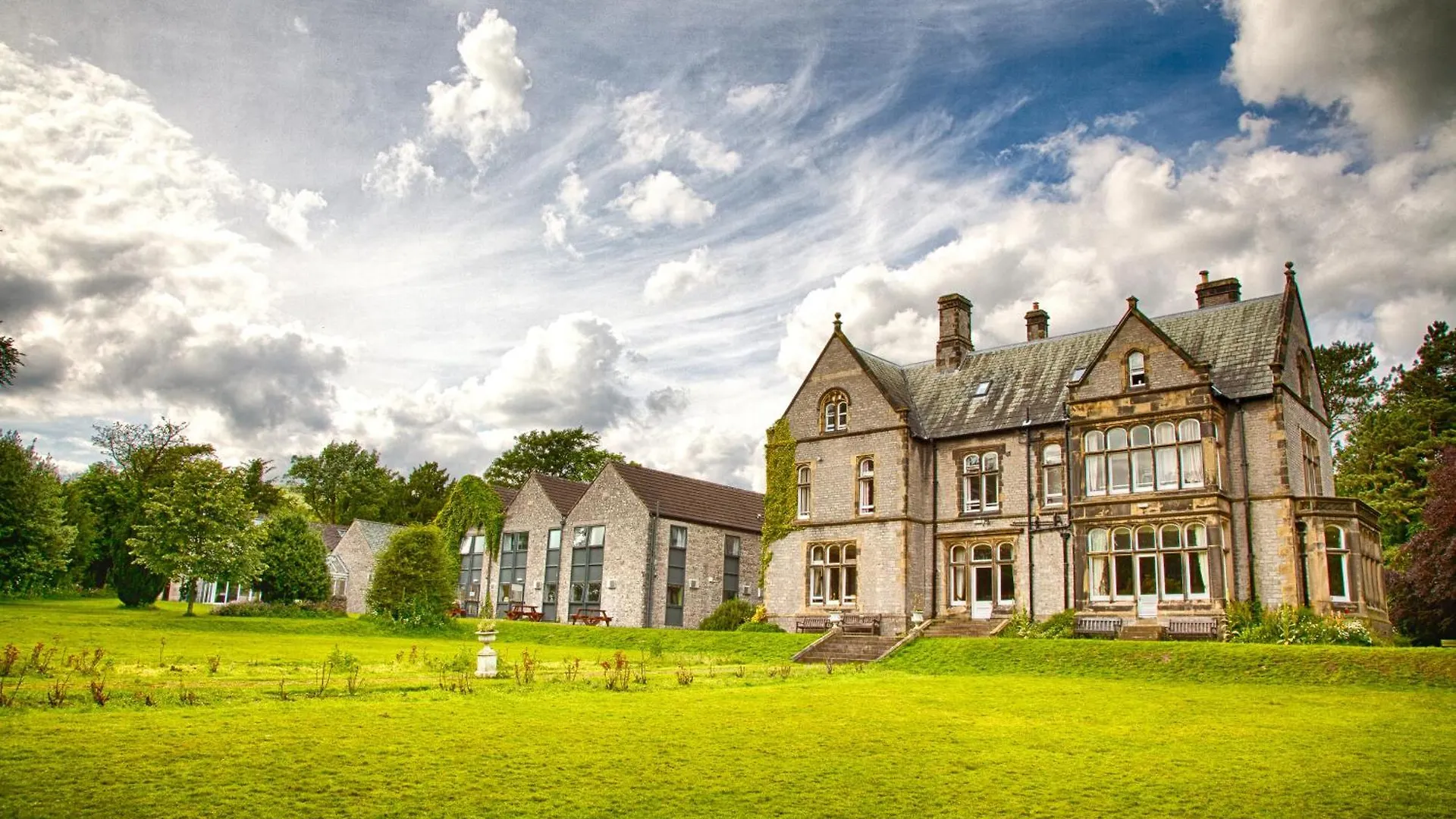 4 Smart Central Hotels Near Peveril Castle Worth Booking