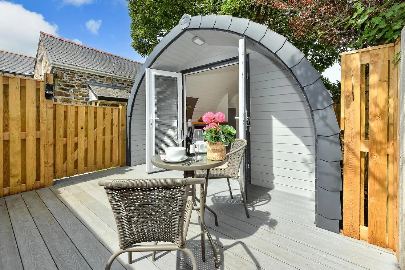 4 Central Hotels Near Neuadd Dwyfor Worth Booking