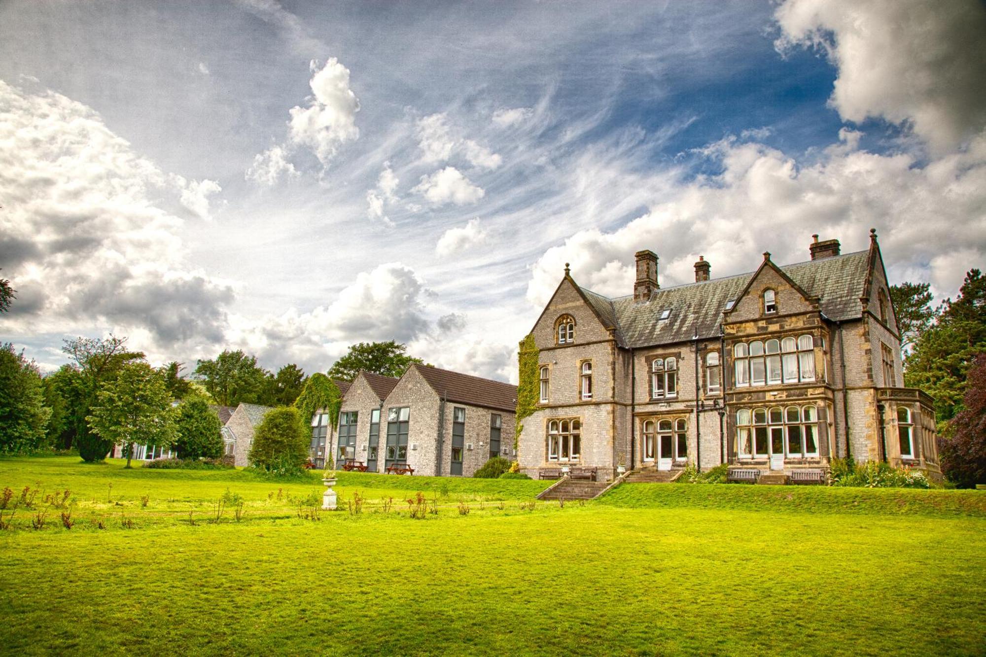 4 Smart Central Hotels Near Peveril Castle Worth Booking