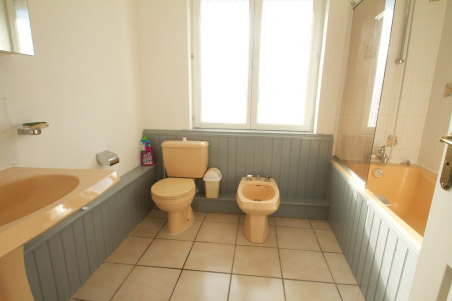 Fougere Barn's family bathroom